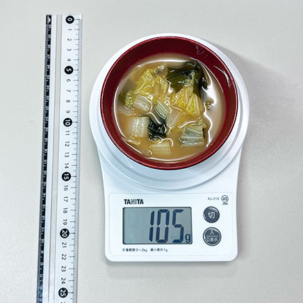 中椀1杯分の白菜とわかめの味噌汁