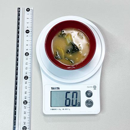 小椀1杯分の白菜とわかめの味噌汁