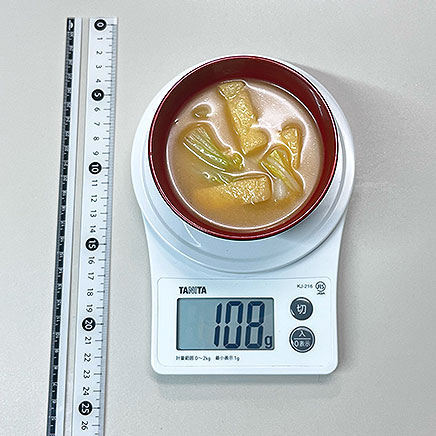 中椀1杯分の白菜と油揚げの味噌汁