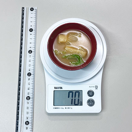 小椀1杯分の白菜と油揚げの味噌汁