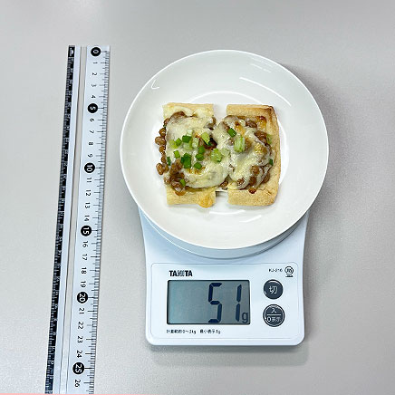 中皿1皿分の油揚げの納豆チーズ焼き