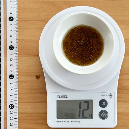 豆鉢に入れた大さじ1杯分のチアシードドレッシング