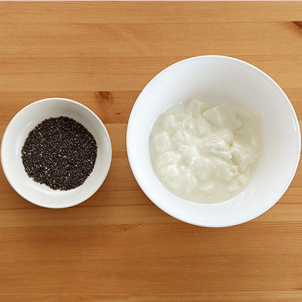 中鉢1杯分のチアシードヨーグルトに使った材料（チアシード、ヨーグルト）