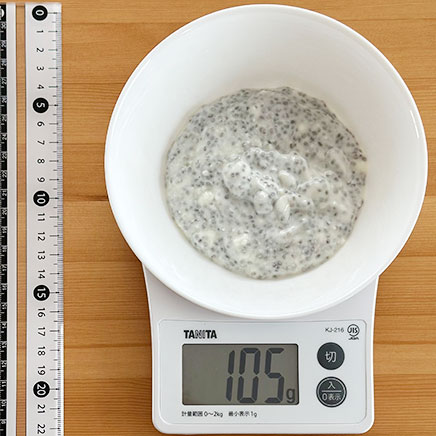 中鉢1杯分のチアシードヨーグルト