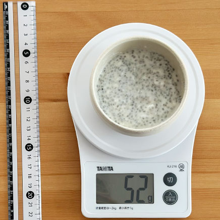 小鉢1杯分のチアシードヨーグルト