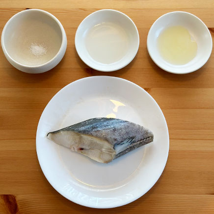 銀だらの塩焼き1切れ分に使った材料(たら、塩、サラダ油、料理酒)