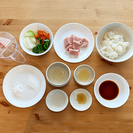 丼1杯分の酢豚丼に使った材料（豚ロース、醤油、料理酒、片栗粉、玉ねぎ、人参、 ピーマン、サラダ油、酢、砂糖、水、ごま油、ご飯）