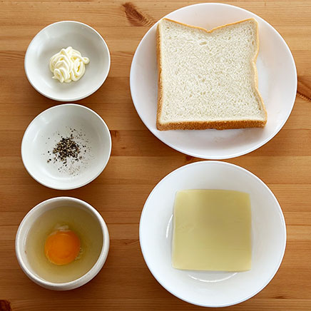 食パン1枚分の卵チーズトーストに使った材料(食パン、卵、マヨネーズ、プロセスチーズ、黒こしょう)
