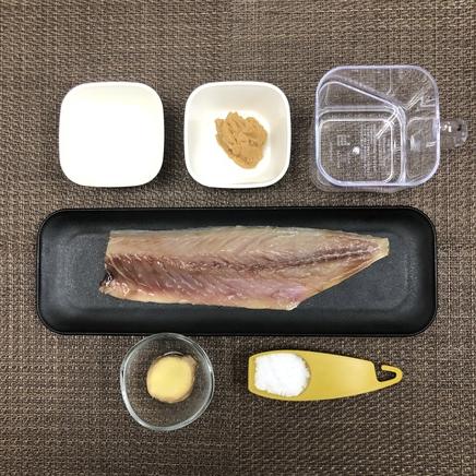 サバ半身・1人前の鯖の味噌煮に使った材料(鯖・しょうが・料理酒・砂糖・水・味噌)