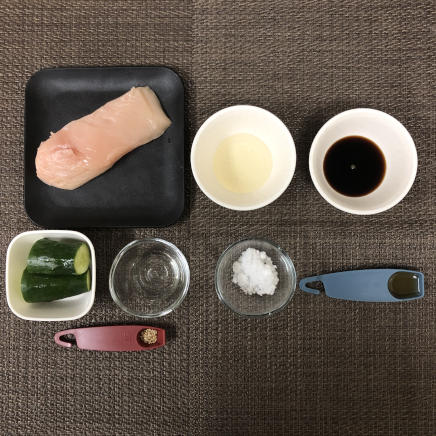 中皿1皿・1人前の鶏胸肉ときゅうりの中華和えに使った材料(鶏胸肉皮無し・きゅうり・料理酒・炒りごま・砂糖・酢・醤油・ごま油)