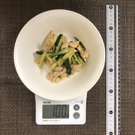 100g分の鶏胸肉ときゅうりの中華和え