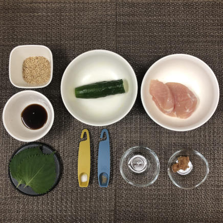 中皿1皿・1人前の鶏胸肉ときゅうりの梅肉和えに使った材料（鶏胸肉・塩・こしょう・料理酒・きゅうり・大葉・ポン酢・梅肉・炒りごま）