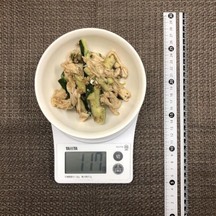 中皿1皿・1人前の鶏胸肉ときゅうりの梅肉和え