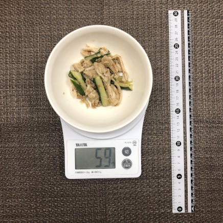 半人前の鶏胸肉ときゅうりの梅肉和え