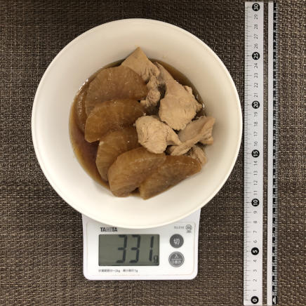 中皿1皿分の鶏胸肉と大根の煮物