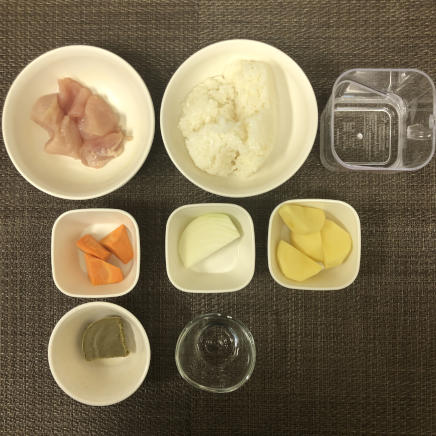 大皿1皿・1人前の鶏胸肉のカレーに使った材料（鶏胸肉・ご飯・水・人参・玉ねぎ・じゃがいも・カレールー・サラダ油）
