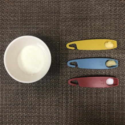 大皿1皿・1人前の鶏胸肉のカレーに使った調味料（無糖ヨーグルト・塩・おろし生姜・おろしにんにく）