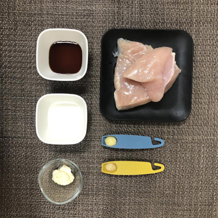 中皿1皿・2人前の鶏胸肉のキムチ炒めに使った材料（鶏胸肉・マヨネーズ・料理酒・醤油・おろしにんにく・おろし生姜）