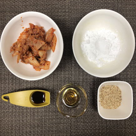 中皿1皿・2人前の鶏胸肉のキムチ炒めに使った調味料・材料（キムチ・片栗粉・ごま油・醤油・ごま）