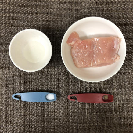 中皿1皿・1人前鶏胸肉のステーキに使った材料(鶏胸肉・料理酒・塩・こしょう)