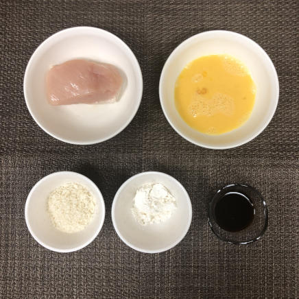 2本分の鶏胸肉のソース串カツに使った材料(鶏胸肉・小麦粉・溶き卵・パン粉・ウスターソース)