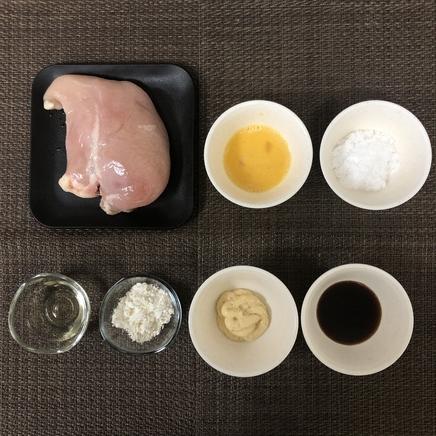 中皿1皿分の鶏胸肉のチキン南蛮に使った材料(鶏胸肉・卵・小麦粉・酢・醤油・砂糖・タルタルソース)