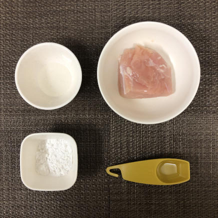 中皿1皿分の鶏胸肉の生姜焼きに使った材料（鶏胸肉・料理酒・片栗粉・サラダ油）