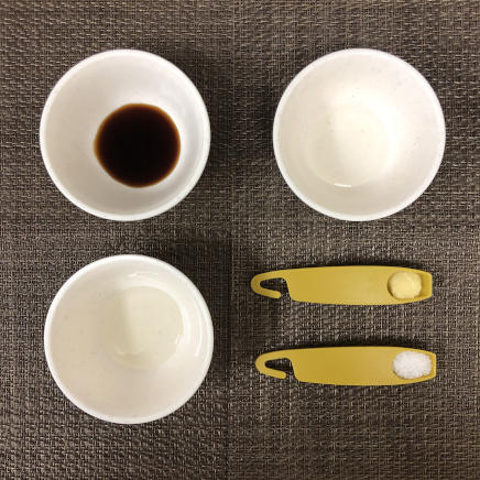 中皿1皿分の鶏胸肉の生姜焼きの調味料（料理酒・みりん・砂糖・醤油・おろし生姜）