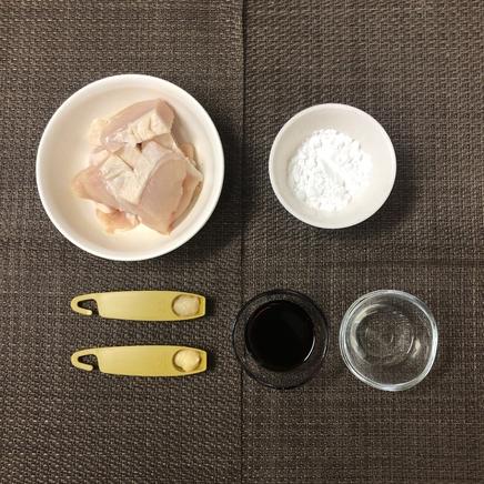 中皿1皿・1人前の鶏胸肉の唐揚げに使った材料(鶏胸肉・醤油・料理酒・おろし生姜・おろしにんにく・片栗粉)