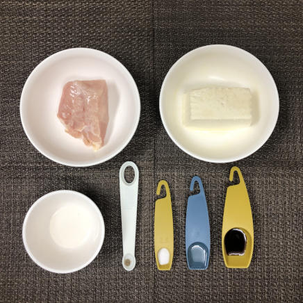 鶏胸肉の豆腐ハンバーグ1個分に使った材料(鶏胸肉・豆腐・料理酒・醤油・塩・こしょう・サラダ油)