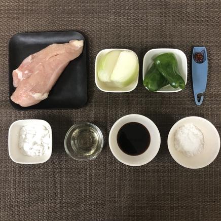 大皿1皿分の鶏胸肉の南蛮漬けに使った材料（鶏胸肉・玉ねぎ・ピーマン・片栗粉・酢・醤油・砂糖・唐辛子・サラダ油）