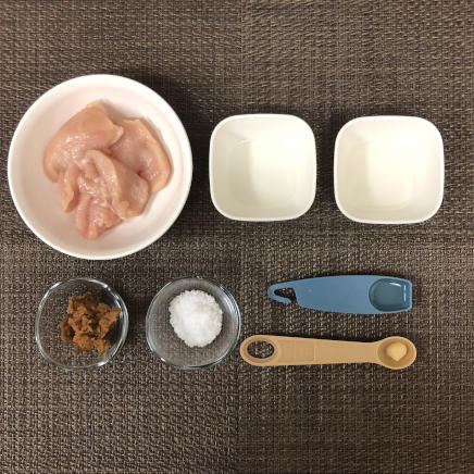 中皿1皿分・1人前の鶏胸肉の味噌焼きに使った材料(鶏胸肉・サラダ油・料理酒・みりん・砂糖・味噌・おろしにんにく)