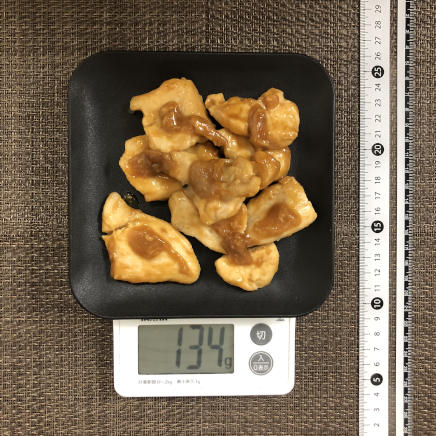 中皿1皿分・1人前の鶏胸肉の味噌焼き