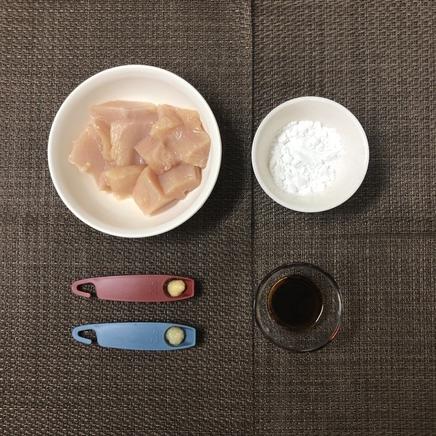 中皿1皿・1人前の鶏胸肉の竜田揚げに使った材料(鶏胸肉・片栗粉・醤油・おろし生姜・おろしにんにく)