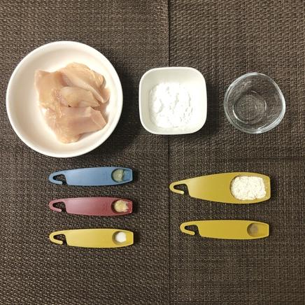 中皿1皿・1人前の鶏胸肉皮なしの唐揚げに使った材料（鶏胸肉皮無し・片栗粉・小麦粉・塩・こしょう・料理酒・おろしにんにく・おろし生姜）