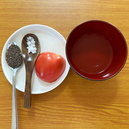 中鉢1杯分のチアシードサラダに使った材料（チアシード、トマト、水、塩）