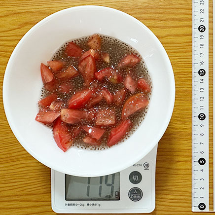 中鉢1杯分のチアシードサラダ