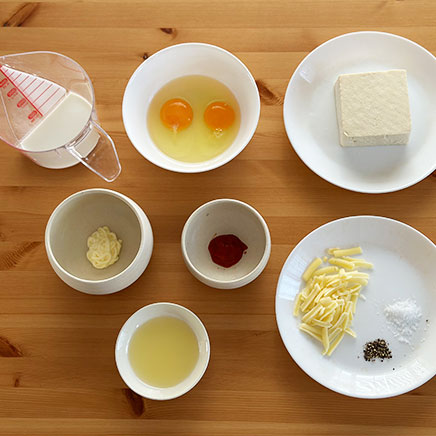 中皿1皿分の豆腐オムライスに使った材料(木綿豆腐、塩、プロセスチーズ、卵、マヨネーズ、牛乳、 こしょう、サラダ油、ケチャップ)