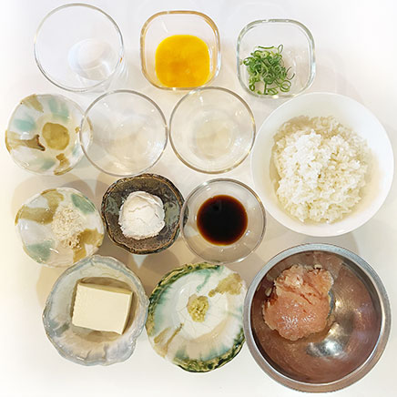 丼1杯分のつくね丼に使った材料(ご飯、温泉卵、小ネギ、サラダ油、鶏ひき肉、木綿豆腐、おろししょうが、卵、片栗粉、料理酒、みりん、醤油、砂糖)