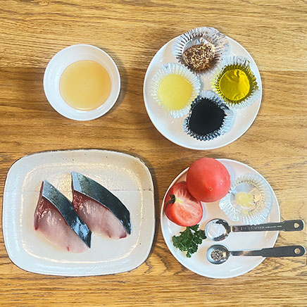 切れ分のブリのソテーに使った材料（ぶり、塩、黒こしょう、おろしにんにく、トマト、醤油、オリーブオイル、粒入りマスタード、レモン汁、はちみつ）
