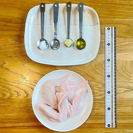 4本分の手羽先の塩焼きに使った材料(手羽先、おろしにんにく、塩、黒こしょう、オリーブオイル)