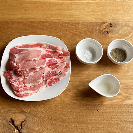 深皿(中)1皿分の豚ロースの塩焼きに使用した材料(豚ロース、塩、黒こしょう、サラダ油)