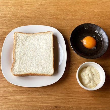 食パン1枚分の目玉焼きトーストに使用した材料（食パン、卵、マヨネーズ）
