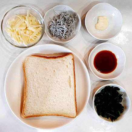 食パン1枚分のしらすのピザトーストに使用した材料(食パン、マヨネーズ、醤油、しらす、小ネギ、モッツァレラチーズ)