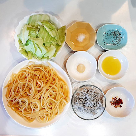 深皿(中)1皿分のしらすのペペロンチーノに使用した材料(パスタ、キャベツ、しらす、おろしにんにく、唐辛子、オリーブオイル、塩、こしょう)