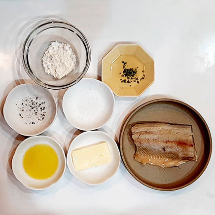 1切れ分のほっけのムニエルに使用した材料（ほっけ、塩、こしょう、小麦粉、オリーブオイル、バター、乾燥パセリ）