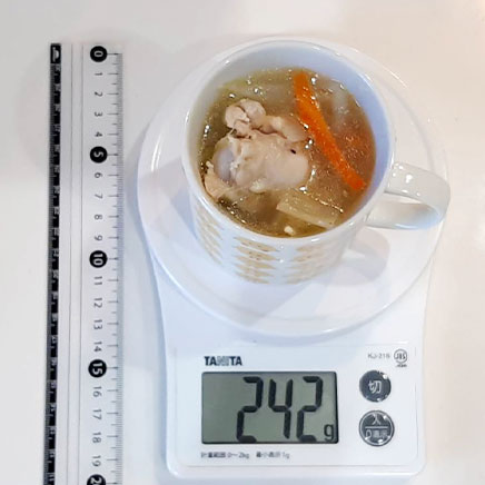 マグカップ1杯分の手羽元のスープ