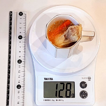 マグカップ（小）1杯分の手羽元のスープ