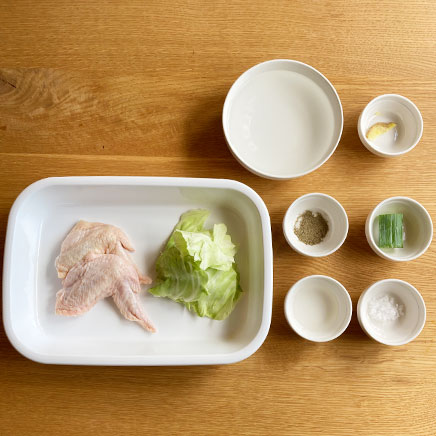 スープカップ1杯分の手羽先のスープに使った材料（手羽先、キャベツ、ネギ、生姜、水、料理酒、塩、黒こしょう）