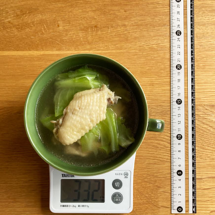 スープカップ1杯分の手羽先のスープ